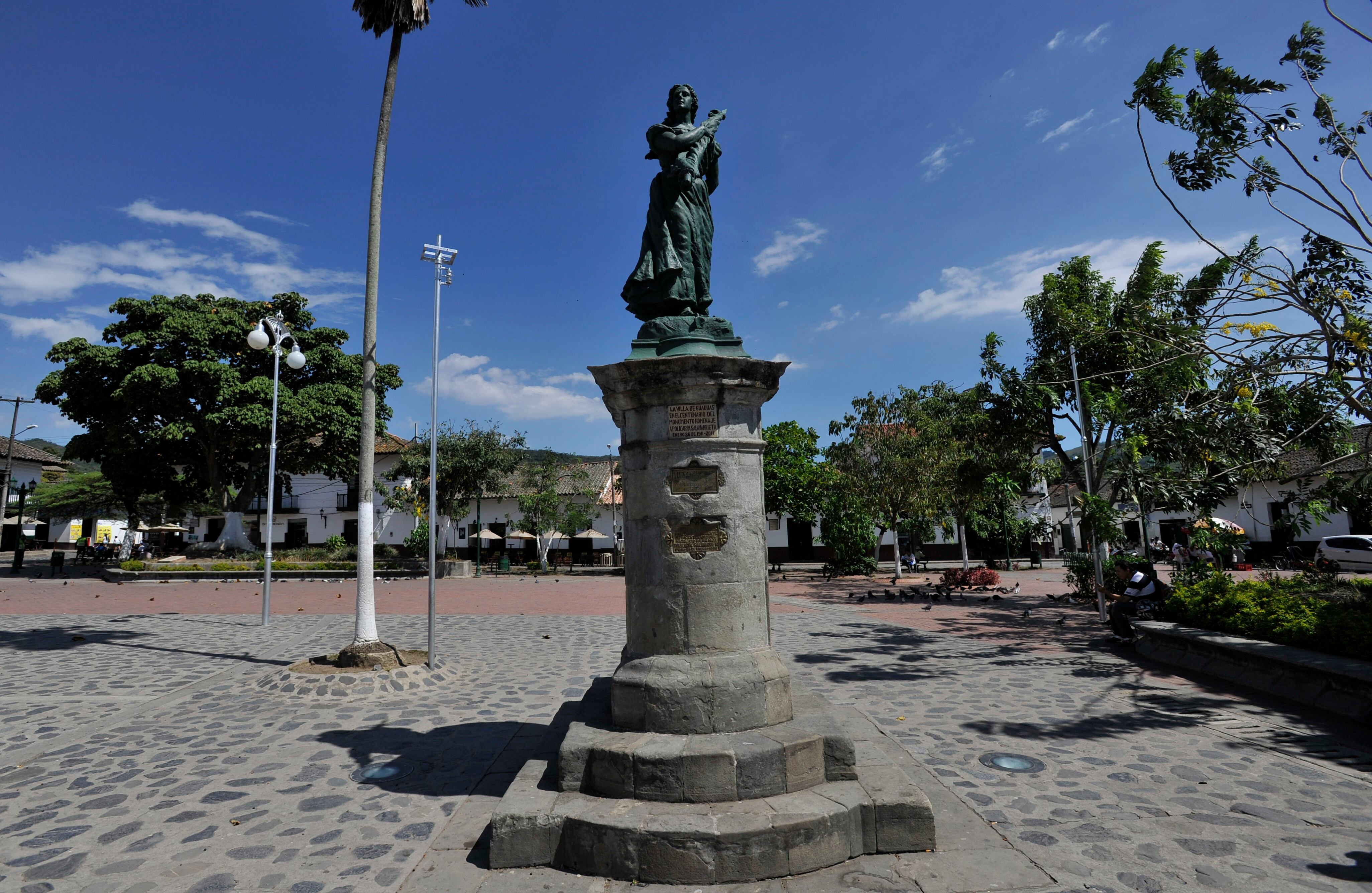 Guaduas, Cundinamarca. Además de conservar edificaciones coloniales, este pueblo resguarda importantes sucesos de la historia patria, pues sirvió como punto de descanso durante la época del Camino Real entre Santa Fe y Honda. Además, aquí nacieron personajes como Policarpa Salavarrieta y Francisco Javier Matiz, quien participó en la Expedición Botánica. Foto: Carlos Julio Martínez / SEMANA