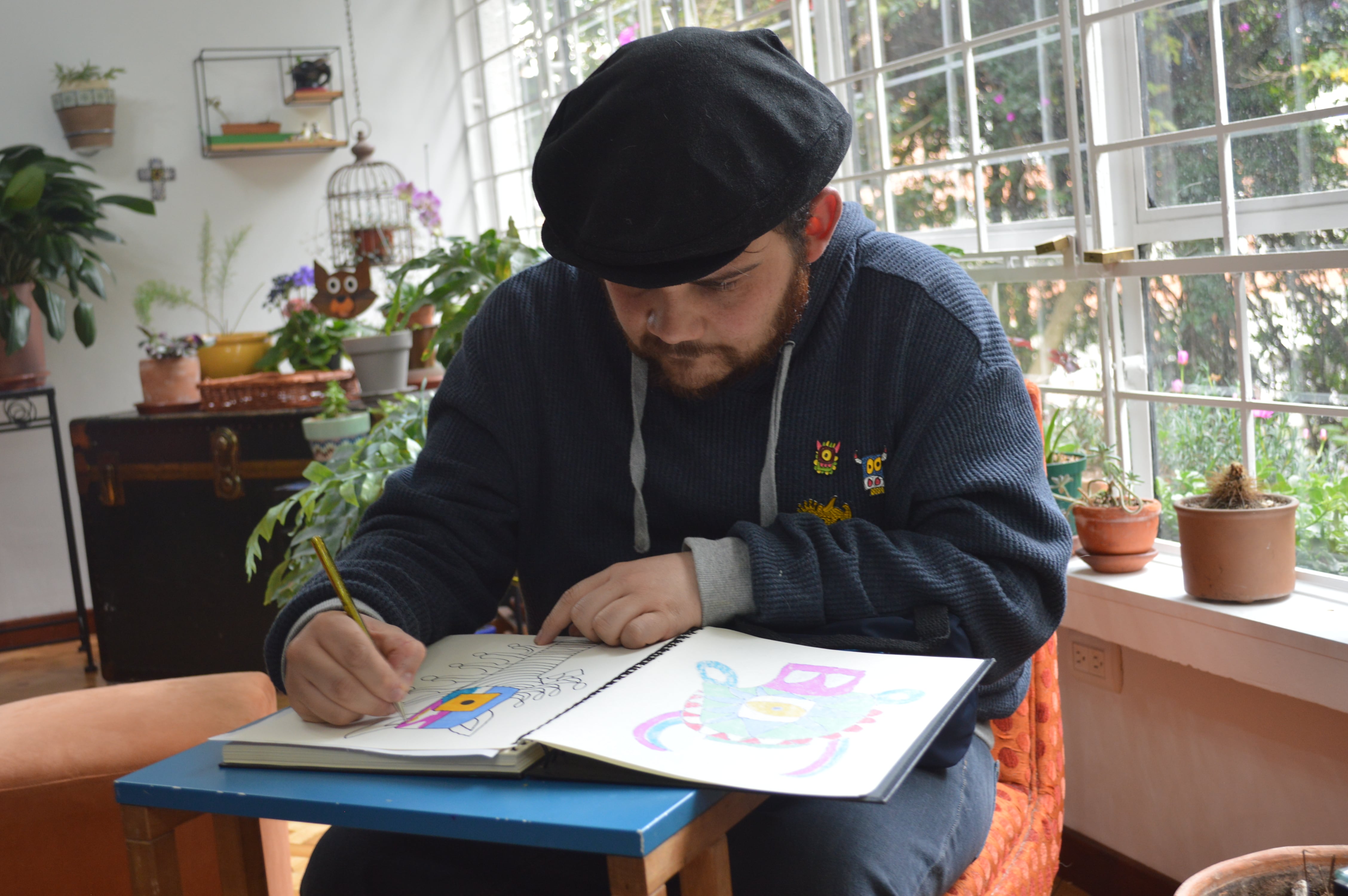 El creador de la ‘Copetingua’ es Emilio Morales, un artista bogotano de 20 años que encontró en el dibujo la mejor forma de plasmar el universo fantástico que habita en su mente.