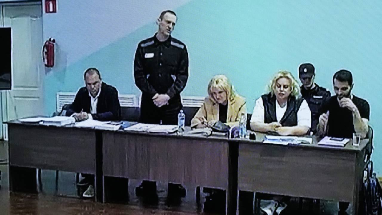 Un tribunal ruso abrió un nuevo juicio contra el líder opositor, Alexéi Navalny, que podría mantenerlo tras las rejas durante décadas.