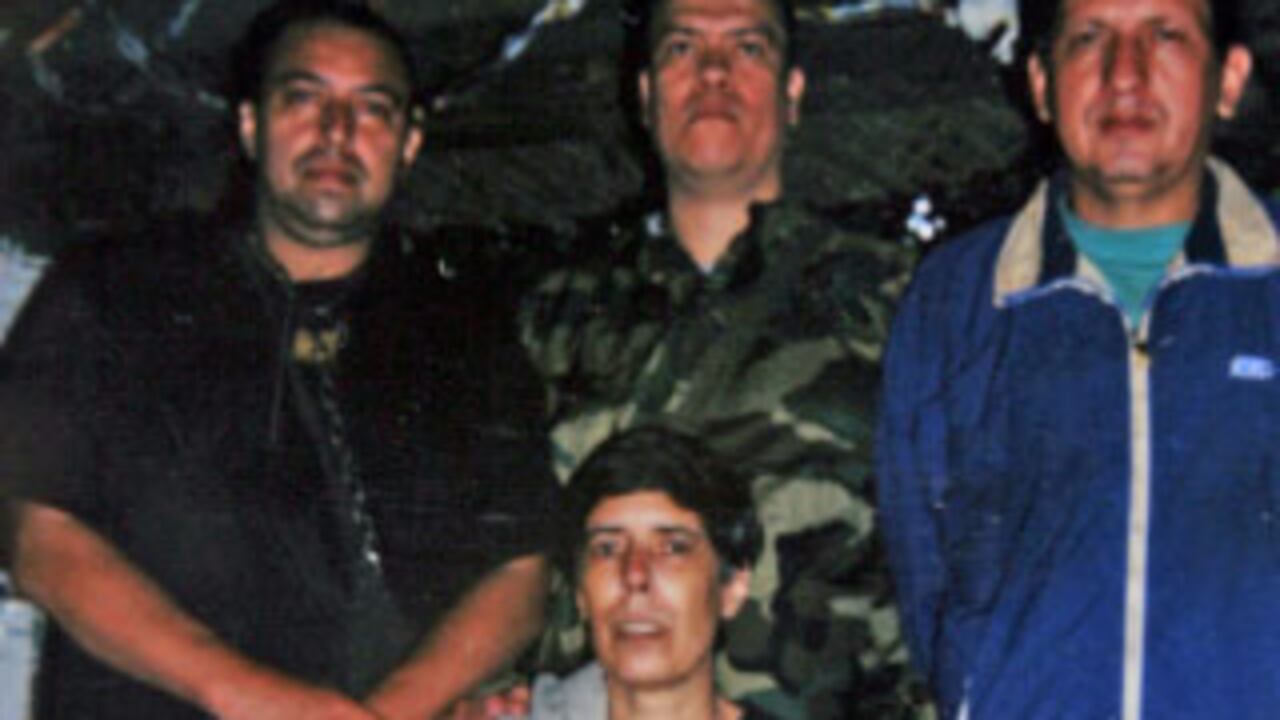 Alan Jara envió esta foto a su esposa . Le cuenta que estos son los amigos más cercanos y sus alumnos aventajados: los capitanes Donato y Murillo y el coronel Mendieta