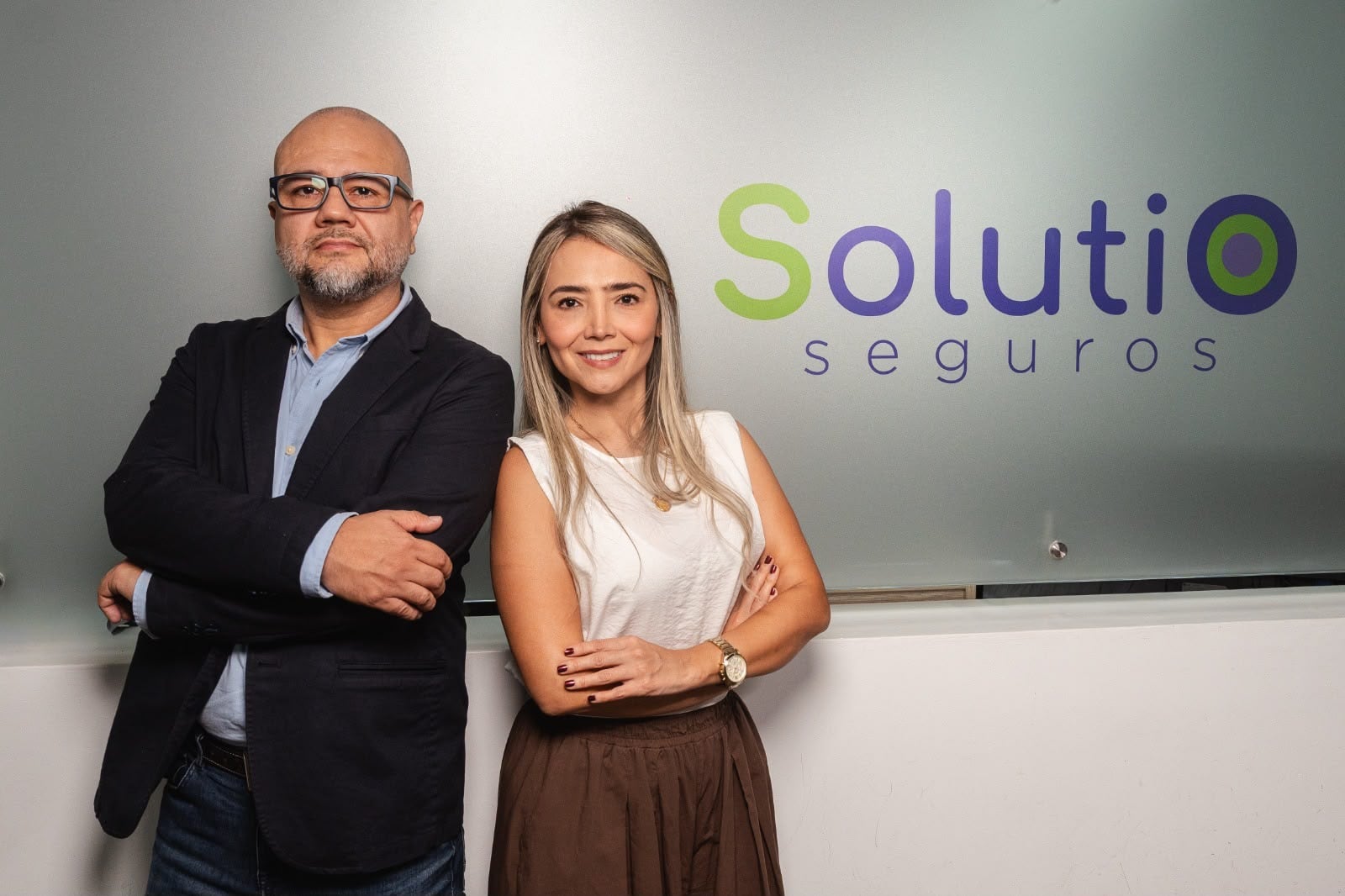 Alejandro Gaviria, líder de cuentas corporativas de Solutio, y Catalina Restrepo, gerente de personas y beneficios de Solutio.