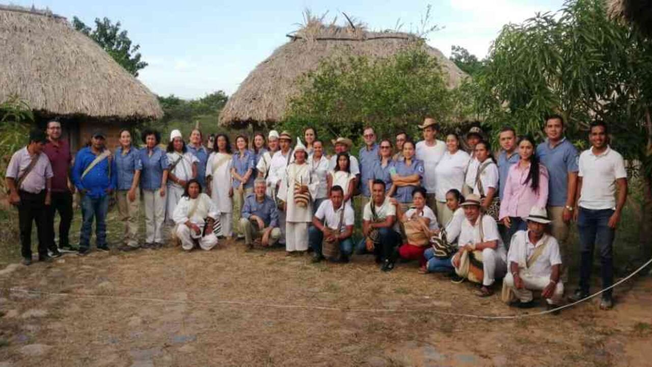 Todos los que participaron de la firma se reúnen en una foto que definirá el destino del Tayrona. Cortesía Parques Nacionales.