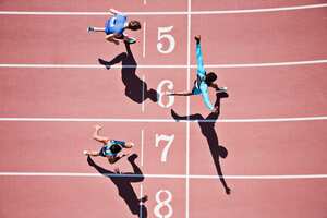 Corredora cruzando la línea de meta en la pista