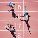 Corredora cruzando la línea de meta en la pista