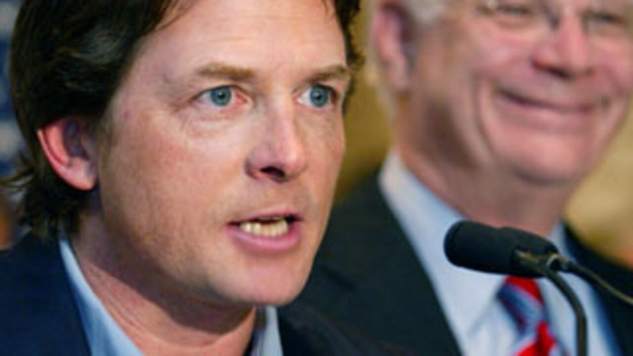 Michael J. Fox participó en la campaña al Senado del demócrata Ben Cardin (izquierda atrás). Grabó un comercial (derecha) en donde muestra fuertes síntomas del parkinson que padece hace 15 años