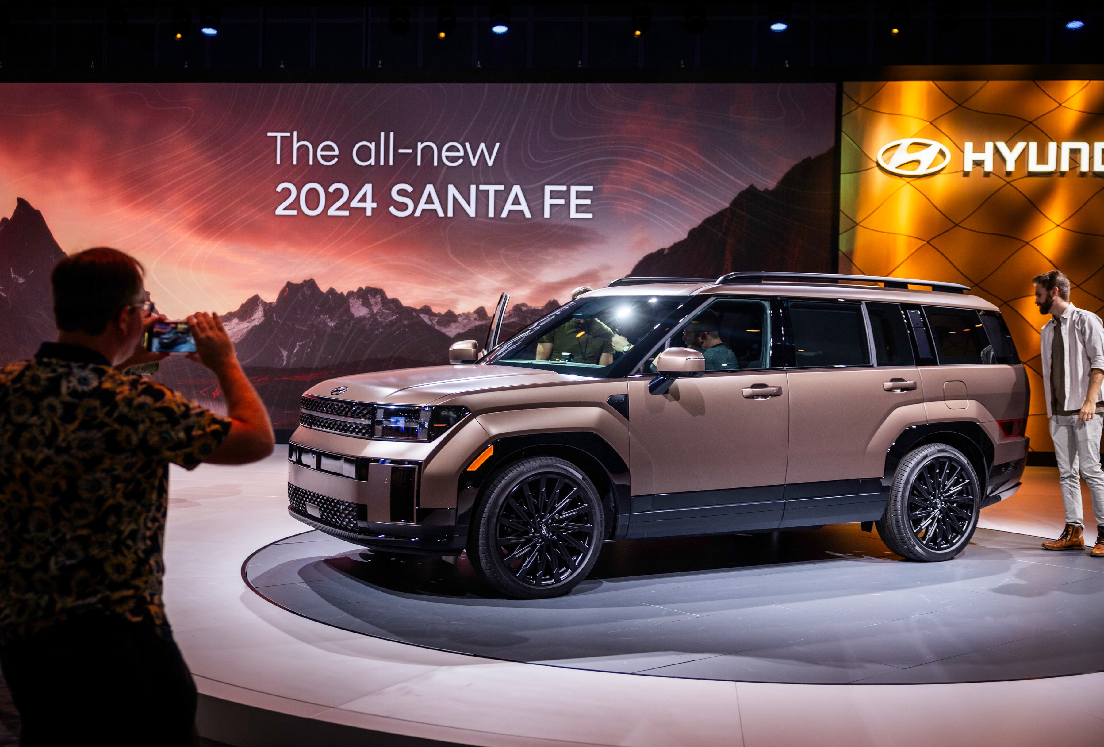 La marca coreana presentó el más reciente  modelo de la Santa Fe. Es híbrida.