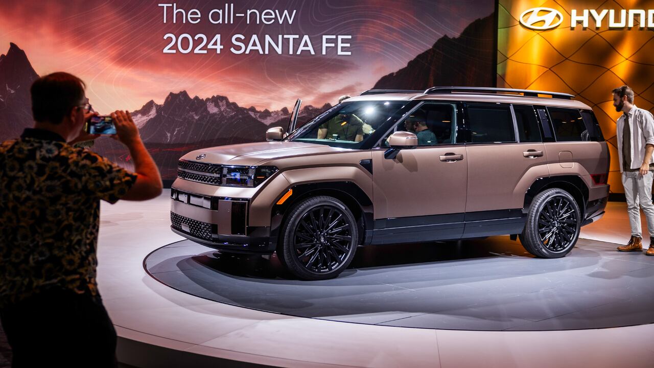 La marca coreana presentó el más reciente modelo de la Santa Fe. Es híbrida.