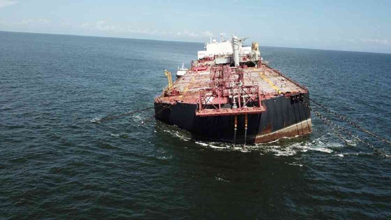 El buque petrolero amenaza con hundirse sin que se hayan tomado acciones efectivas para evitarlo. Foto: Tomada de Twitter de @EudisGirot