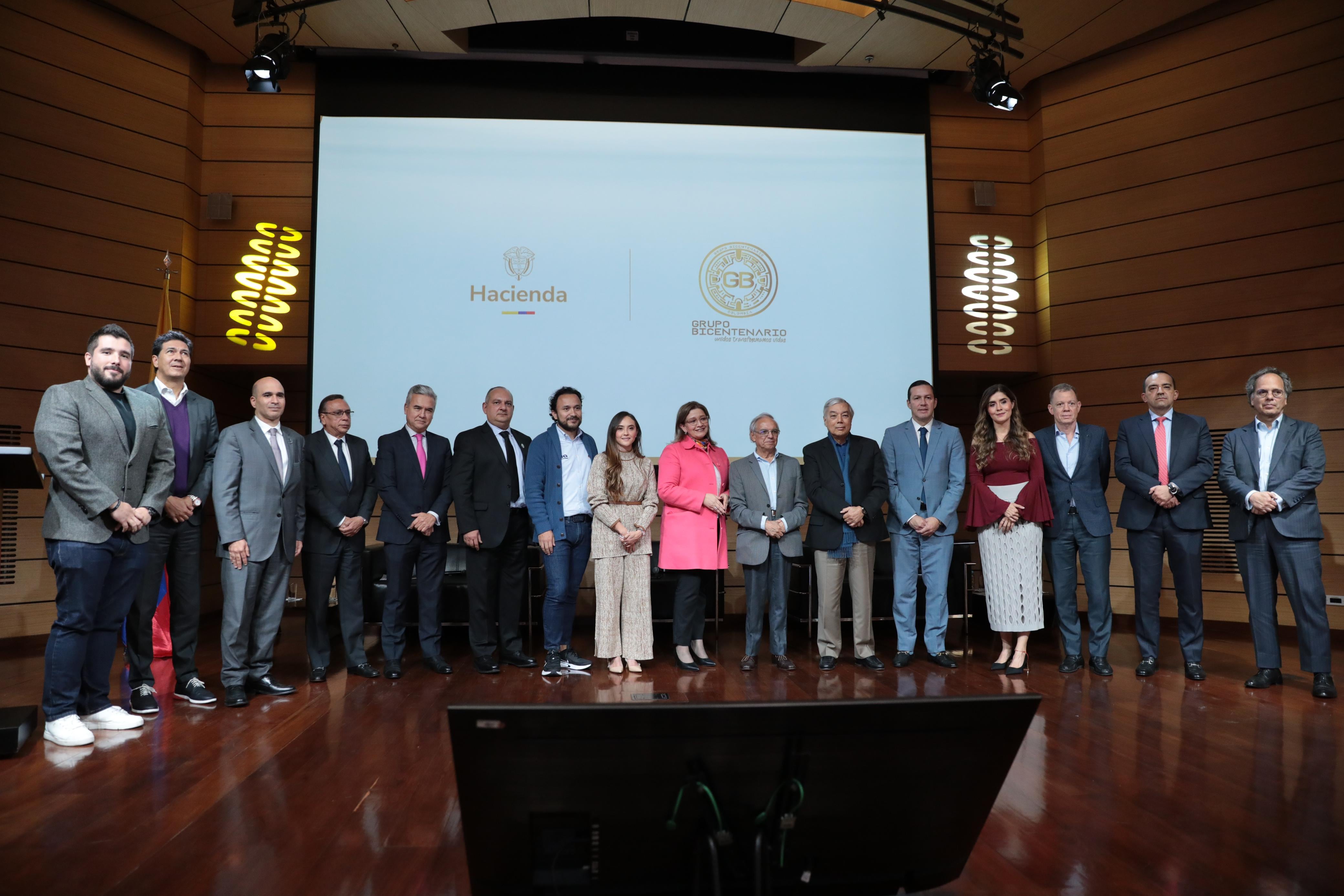 Oficialización del Grupo Bicentenario como holding financiero.