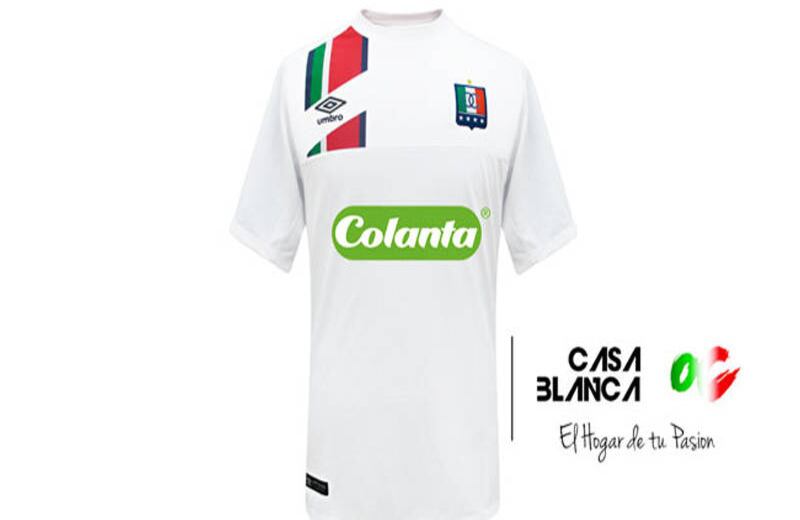 Once Caldas. El blcanco tradicional con unos visos con los colores del departamento es una de las combinaciones más interesantes de las camisetas de esta temporada.