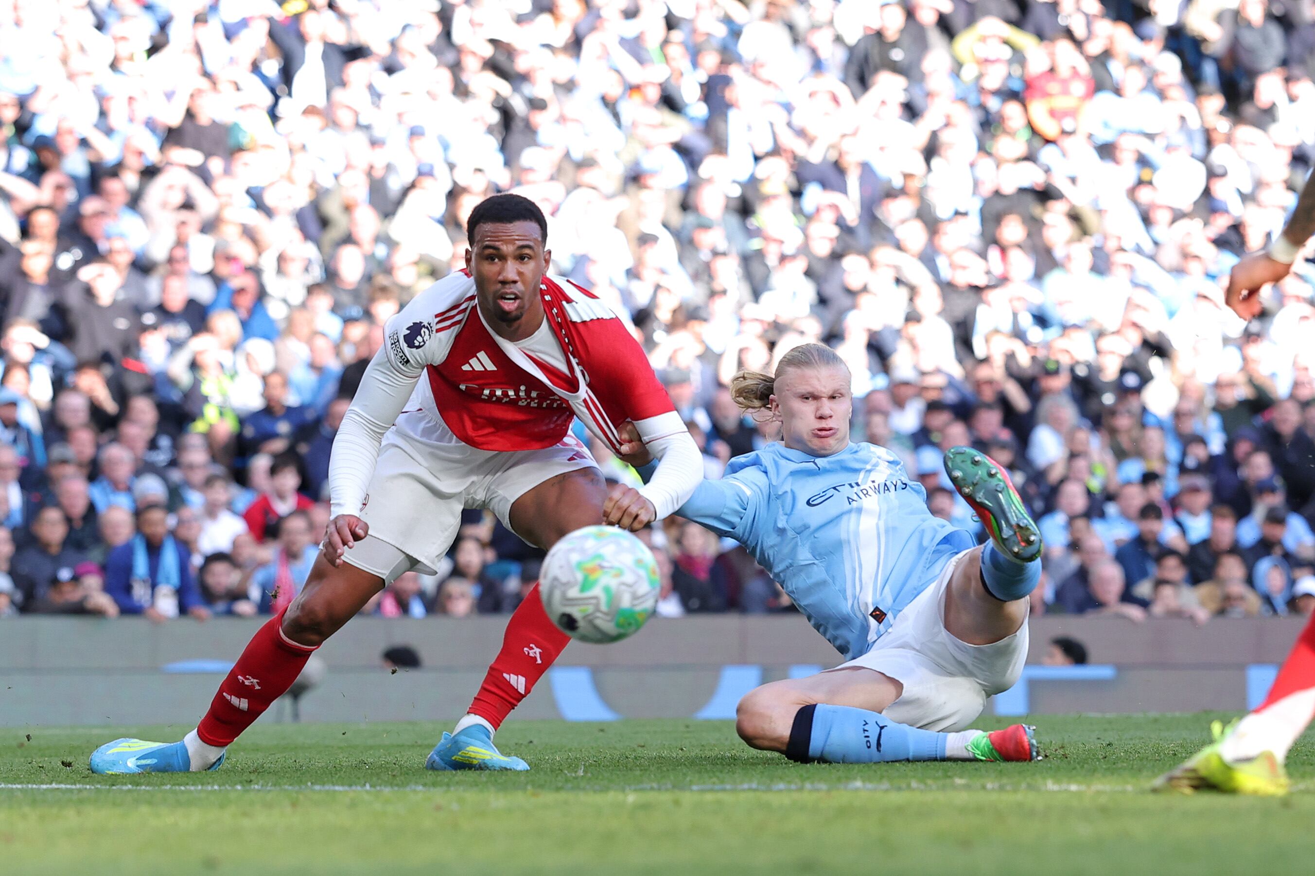 Erling Haaland, del Manchester City, anota el segundo gol de su equipo durante el partido de la Premier League entre el Manchester City y el Arsenal en el Etihad Stadium el 19 de abril de 2026 en Manchester, Inglaterra.
