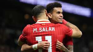 Luis Díaz junto a Mohamed Salah: dos figuras del Liverpool inglés.