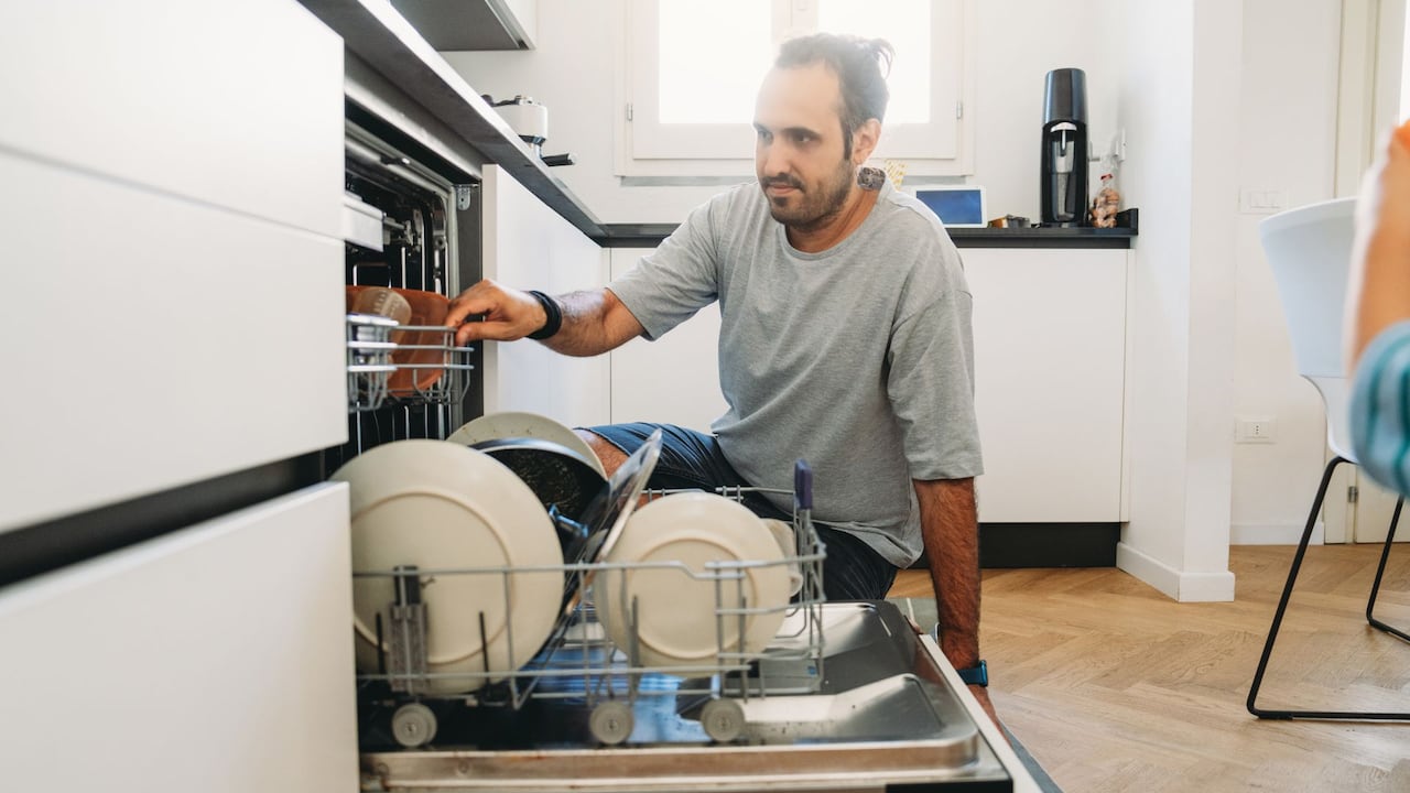 Muchas personas abren el lavavajillas y descubren que las tazas tienen agua acumulada en su base cóncava.