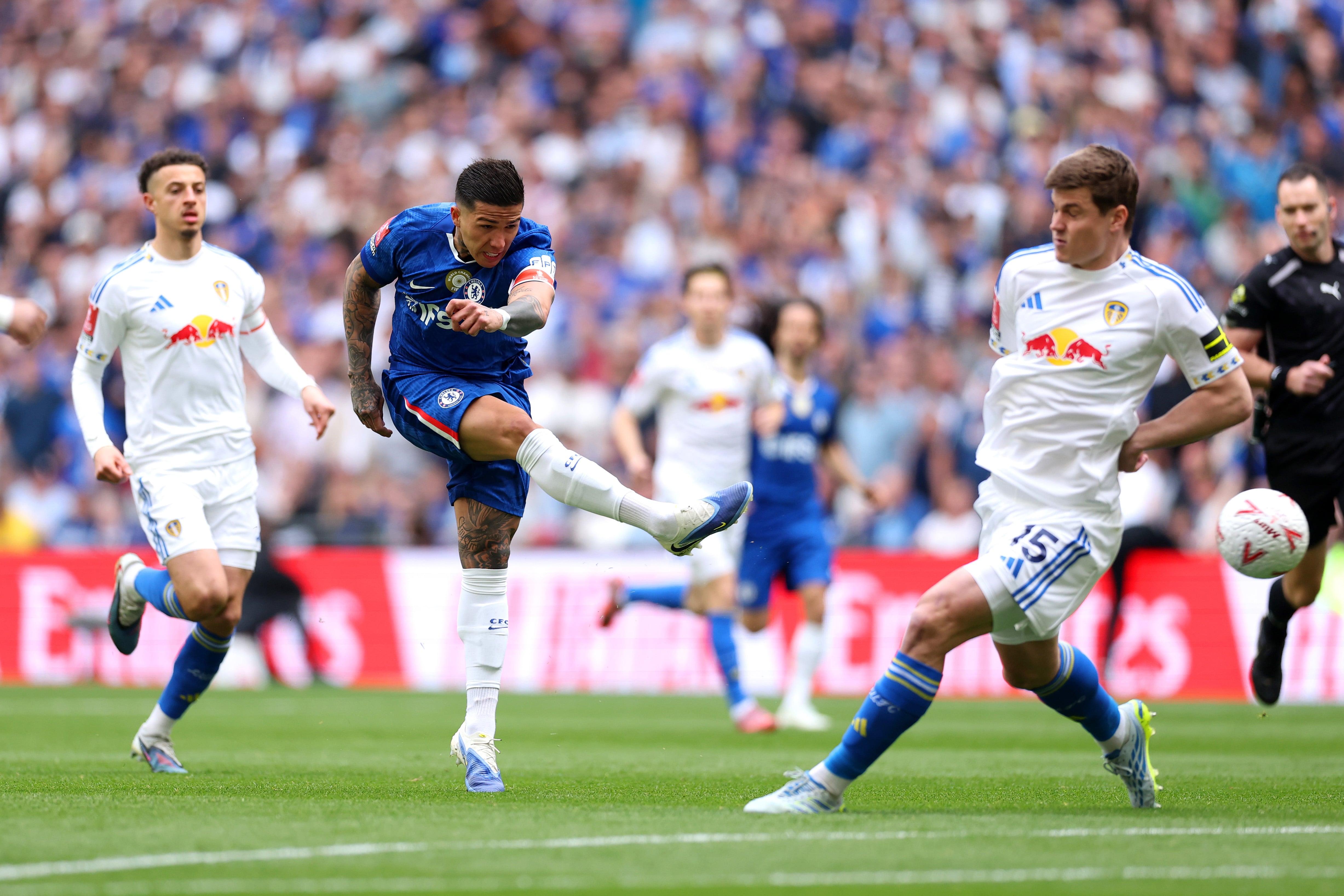 El argentino Enzo Fernández abrió el marcador en el encuentro entre Chelsea y Manchester City