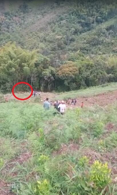 Camión chiva se volcó a un abismo en una vía de Caloto, Cauca; reportan dos muertos y varios heridos.