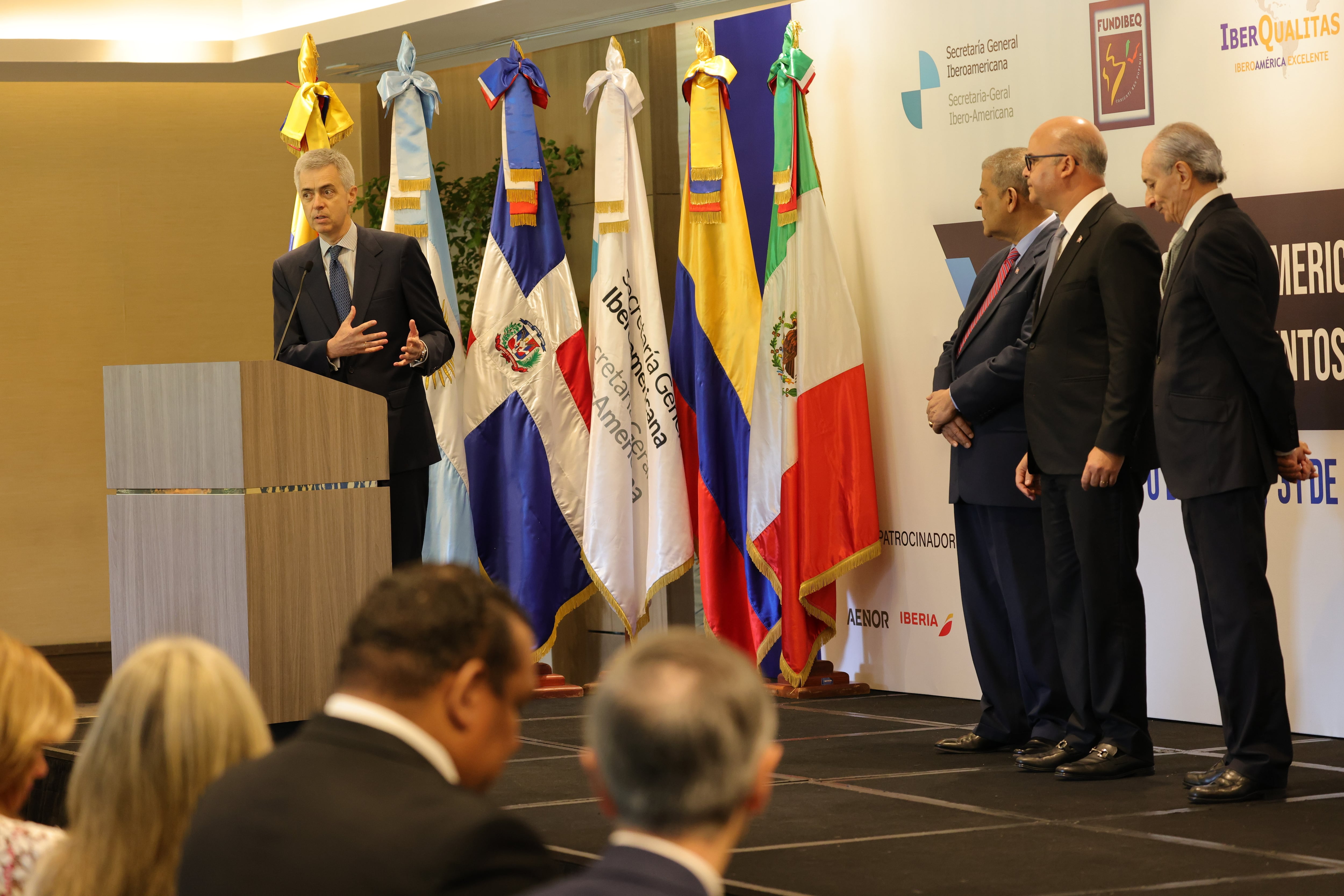 El presidente de Porvenir, Miguel Largacha Martínez, recibió el galardón de manos del mandatario del país, Luis Abinader.