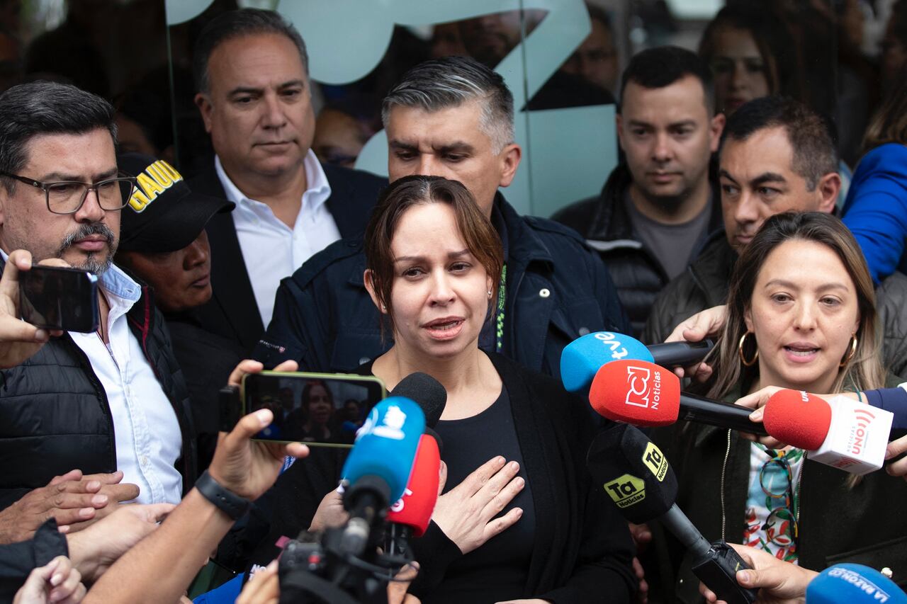 María Claudia Tarazona, esposa del senador y precandidato presidencial Miguel Uribe Turbay, habla con los medios de comunicación, el 8 de junio de 2025, afuera de la Fundación Santa Fe, donde su esposo está hospitalizado después de recibir un disparo en Bogotá.