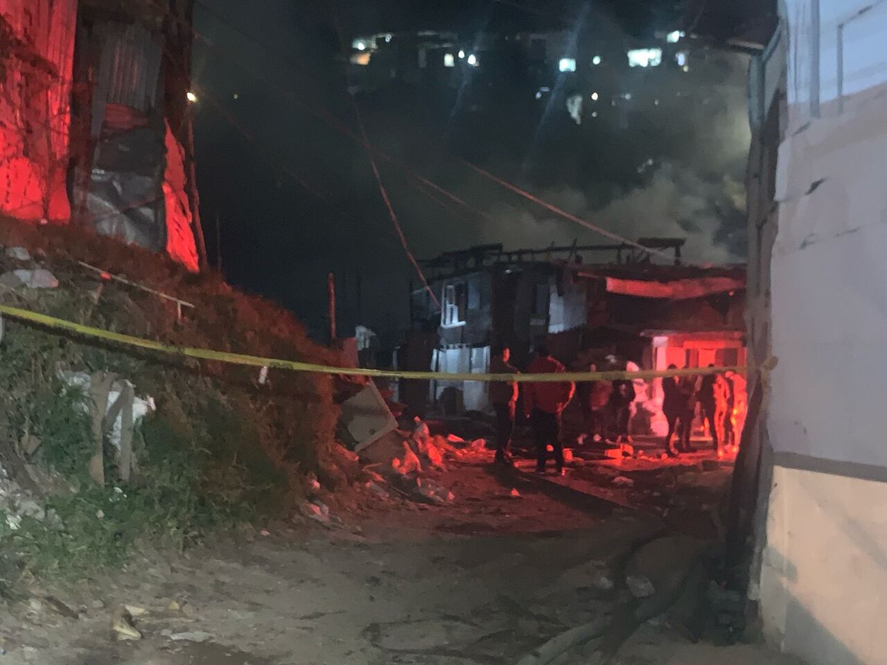 La emergencia se dio a primeras horas de la madrugada, lo que alertó a vecinos del sector que avisaron a los habitantes de la zona.