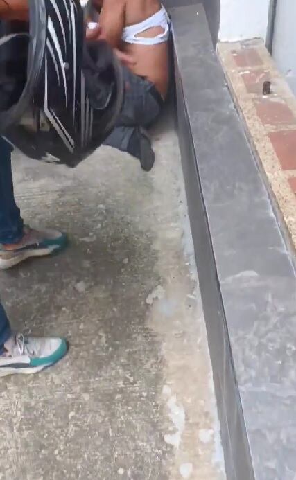 Brutal golpiza a presunto ladrón en Cali: el hombre quedó desmayado en plena vía pública.