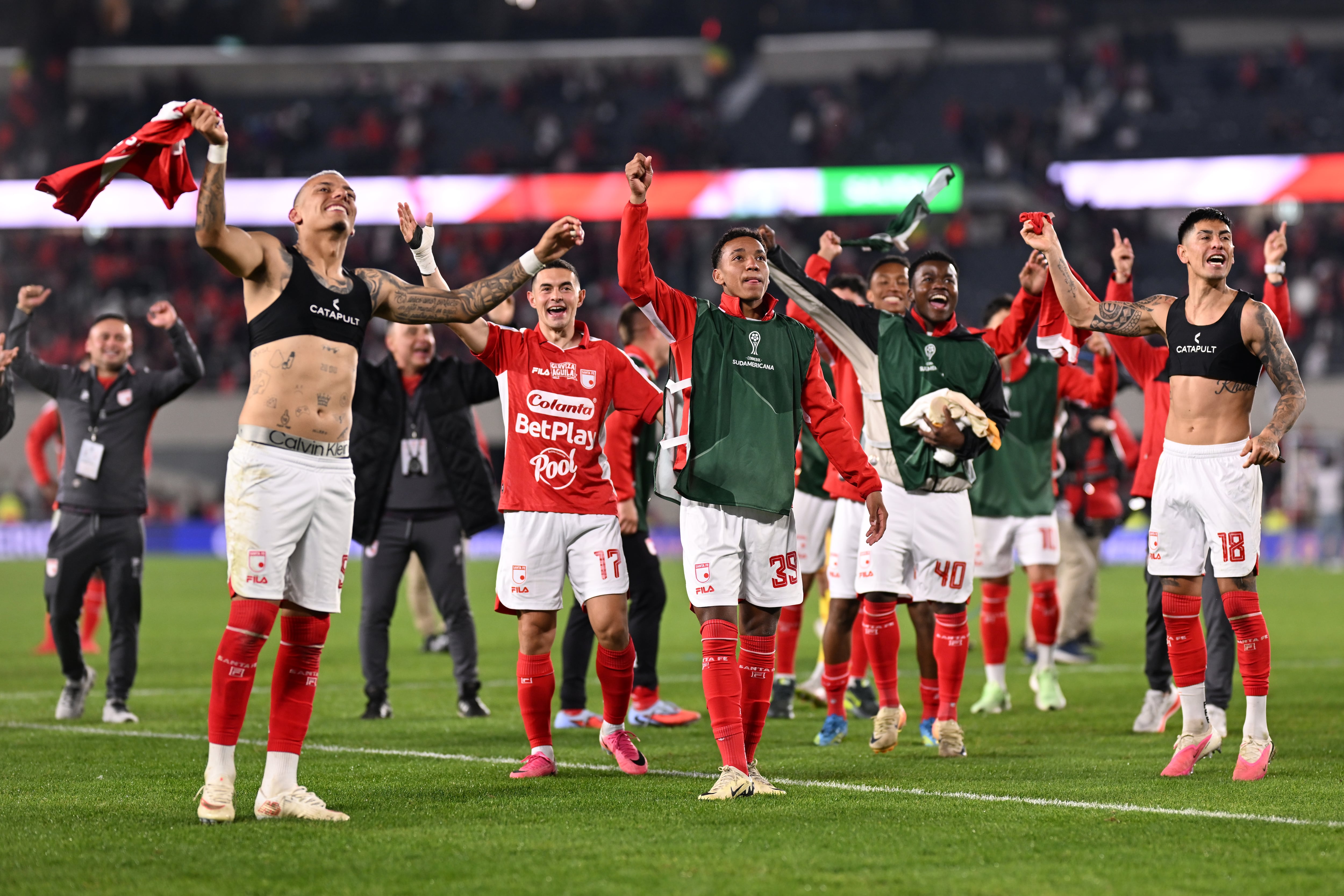 Parte del plantel de Independiente Santa Fe celebrando su clasificación vs. River Plate en Sudamericana