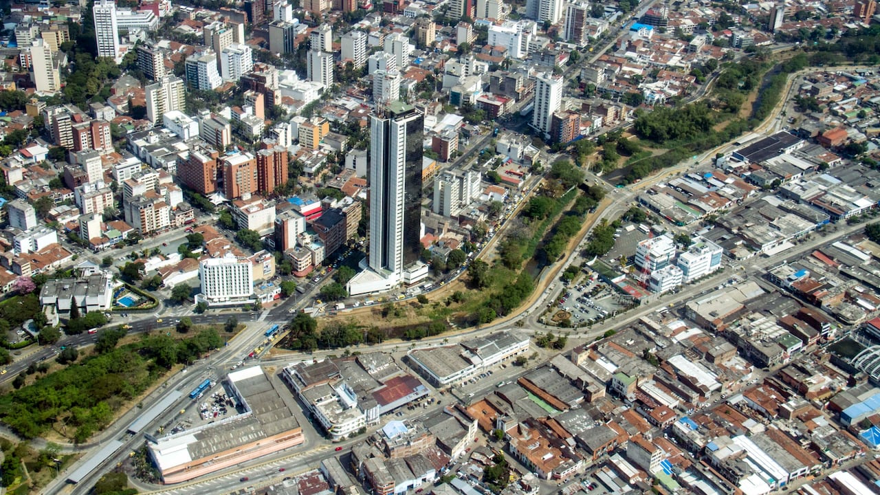 Vista aérea de Cali, con la Torre de Cali como referente del centro urbano de la ciudad.