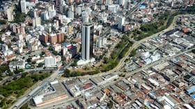 Vista aérea de Cali, con la Torre de Cali como referente del centro urbano de la ciudad.