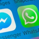 Londres, Reino Unido - 01 de agosto de 2018: Los botones de WhatsApp, Facebook, Messenger, Snapchat y Messages en la pantalla de un iPhone.