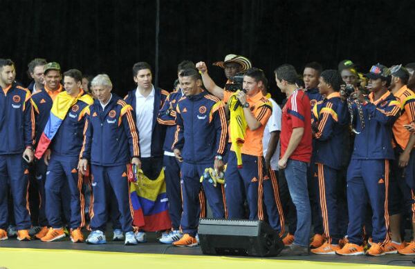 Un camarógrafo de la Policía graba a los más de cien mil fanáticos que colmaron el Parque Simón Bolívar, en Bogotá, este 6 de julio durante la bienvenida a la Selección Colombia de Fútbol. Foto: Carlos Julio Martínez / SEMANA.