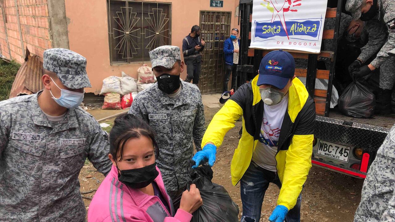 La fuerzas militares han acompañado las entregas de mercados en diferente partes.