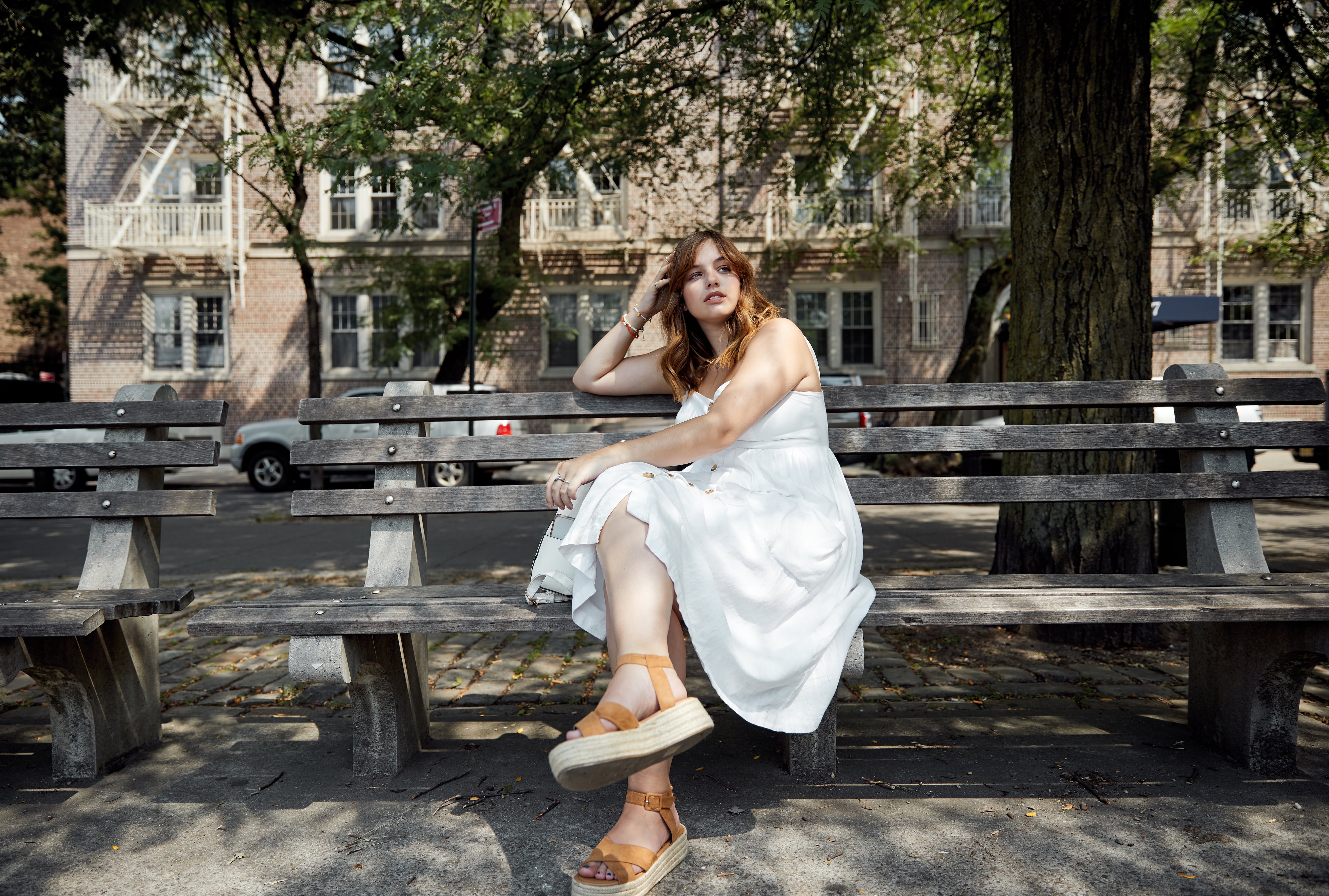 Mujer con vestido blanco