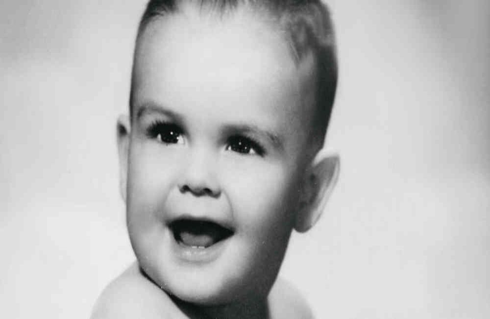 A los 2 años, muy sonriente en una clásica foto de estudio en Bogotá