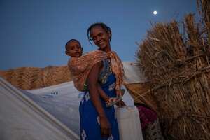 Una mujer de Tigray que huyó del conflicto en la región de Tigray de Etiopía, lleva a su bebé cerca de su refugio, en el campo de refugiados de Umm Rakouba en Qadarif. El primer ministro etíope, Abiy Ahmed, nuevamente descartó el diálogo con los líderes. de la desafiante región de Tigray el viernes, pero dijo que estaba dispuesto a hablar con representantes "que operan legalmente" allí durante una reunión con tres enviados especiales de la Unión Africana que intentan poner fin al conflicto mortal entre las tropas federales y las fuerzas de la región. Foto: AP / Nariman El-Mofty.