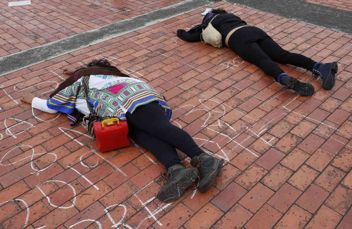 En medio de la protesta los manifestantes realizaron algunas representaciones para protestar ante el Gobierno por el aumento de la violencia en el país. Foto Guillermo Torres / Semana