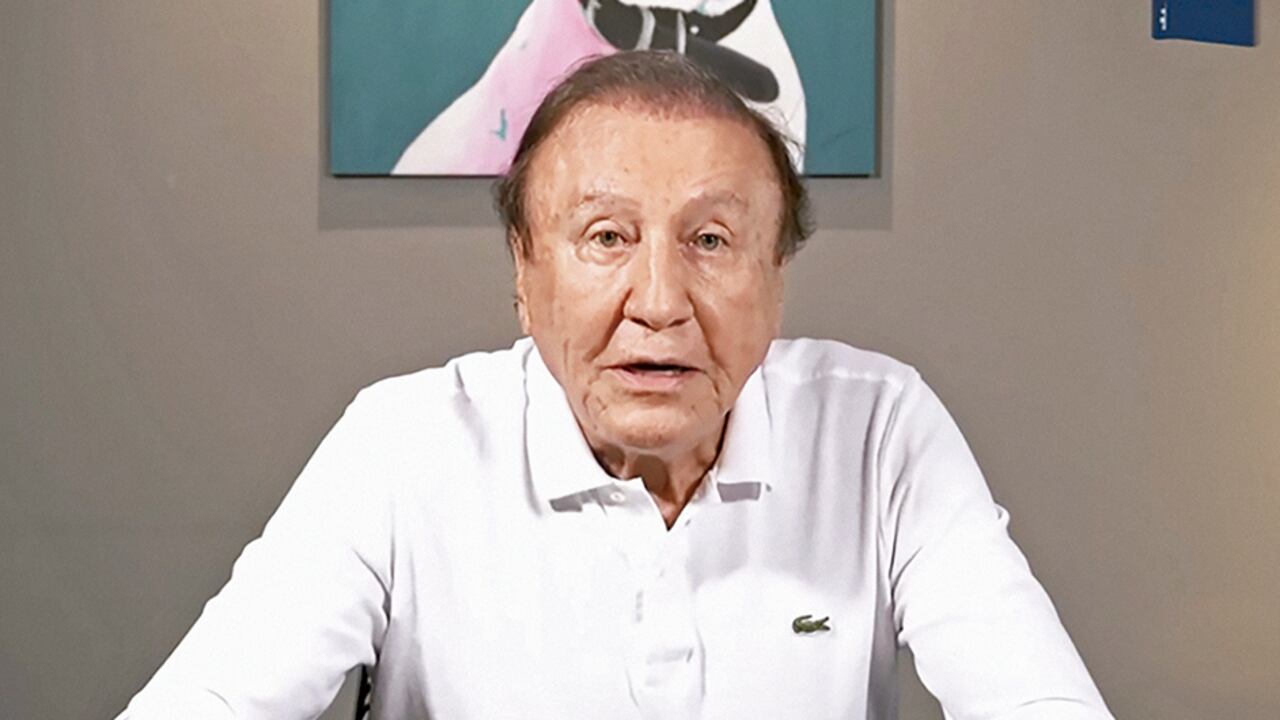 Aunque uno de sus asesores aseguró que sí asumirá el cupo que tiene como senador que le es otorgado por el estatuto de la oposición, algunos piensan que estaría poco tiempo en el Congreso para lanzarse por la Gobernación de Santander.