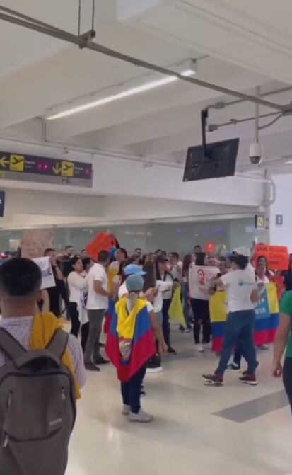 Salida de Viva Air tiene en aprietos a empresarios de turismo en Cali; protestaron por amenazas de clientes.