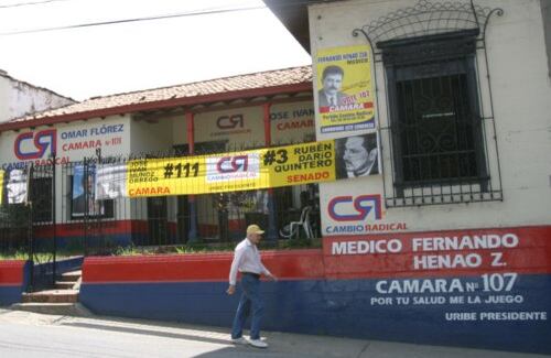 En el Oriente antioqueño se disputaban el poder liberales y conservadores por igual. Pero esa situación cambió completamente en 2002 porque Rubén Darío Quintero no se lanzó por el Partido Liberal, sino por una coalición con Cambio Radical. Aunque este partido conservó su liderazgo en las elecciones de Congreso y Equipo Colombia quedó de segundo, en 2003 Equipo Colombia se consolidó como primera fuerza al ganar siete de las 16 alcaldías de la región. 