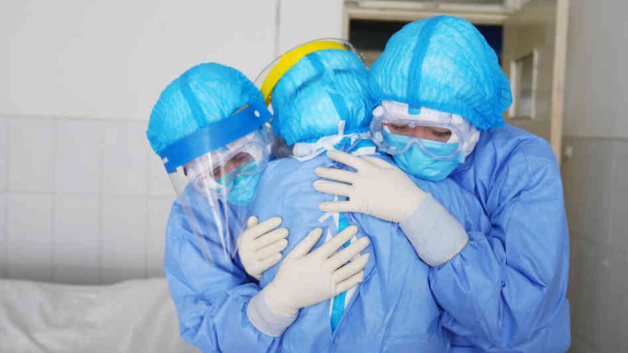 A la fecha el país ya registra la muerte de tres médicos a causa de la covid-19, y el Instituto Nacional de Salud (INS) publicó este 21 de abril un informe en el que revelaron que hay 169 profesionales de la salud infectados con coronavirus en Colombia.