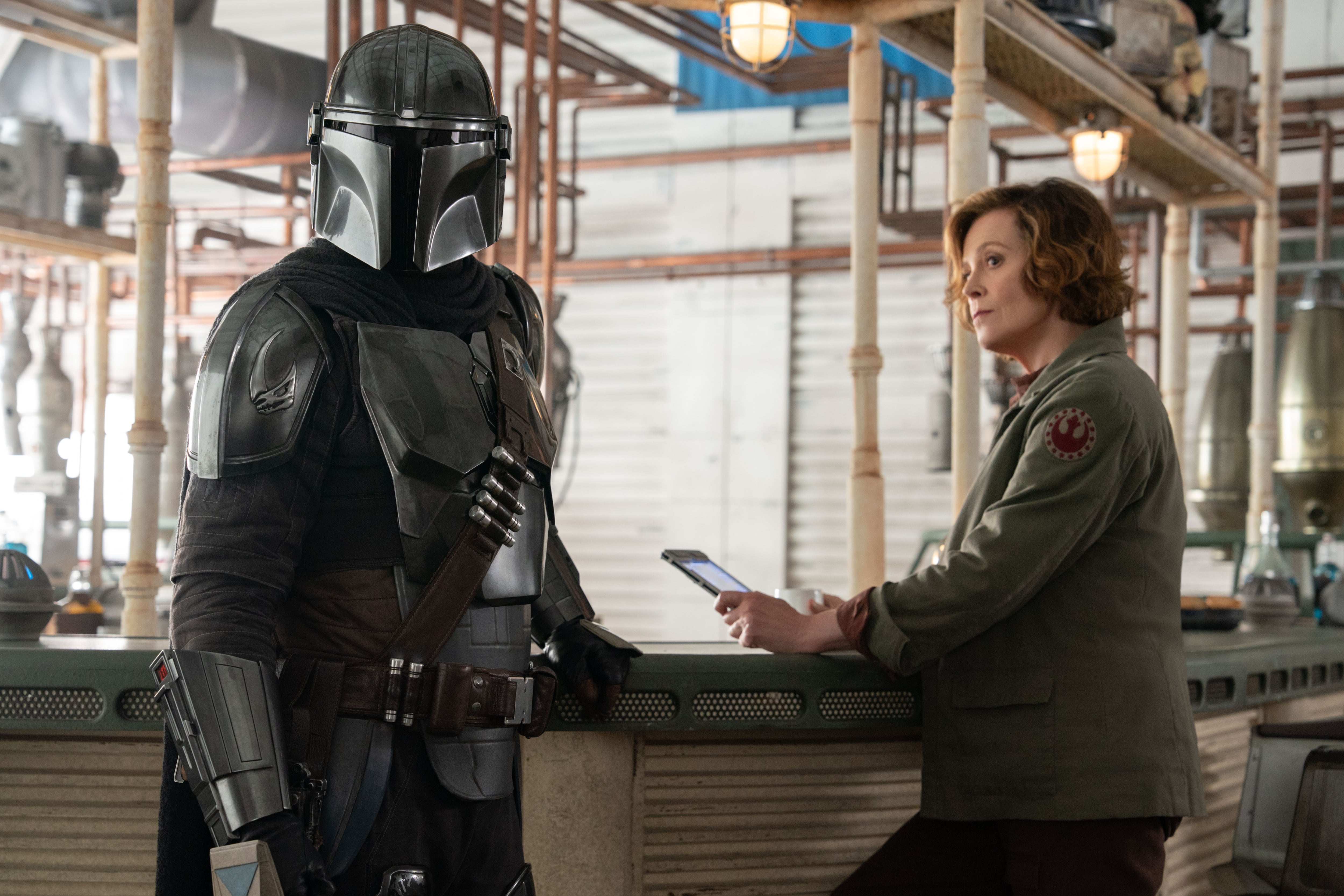 El Mandaloriano (Pedro Pascal) y la Coronel Ward (Sigourney Weaver) en THE MANDALORIAN AND GROGU de Lucasfilm. Fotografía de Justin Lubin / LUCASFILM LTD™