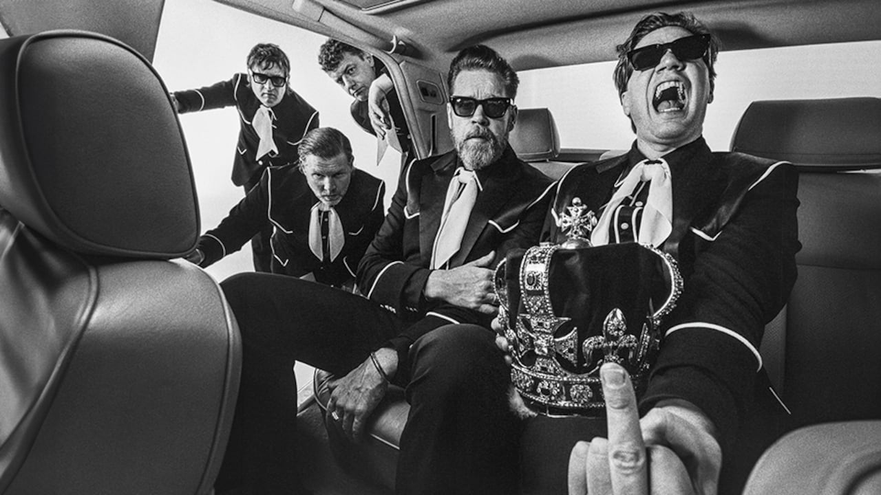 De Fagersta, un pequeño pueblo sueco, surgió The Hives para tomarse el mundo como un torbellino. Se autodenominan la mejor banda de rock del planeta, y es chistoso hasta que en vivo lo justifican de sobra.