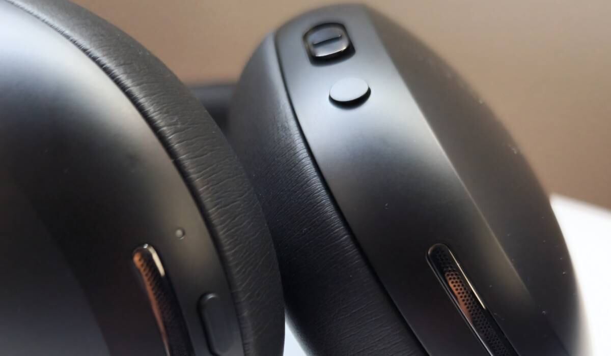 Los auriculares tienen controles táctiles para ajustar el volumen o la cancelación de audio