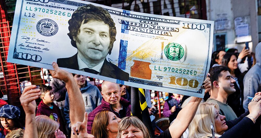 Foto de un dólar con la cara de Javier Milei, muestra de su principal propuesta, la dolarización.