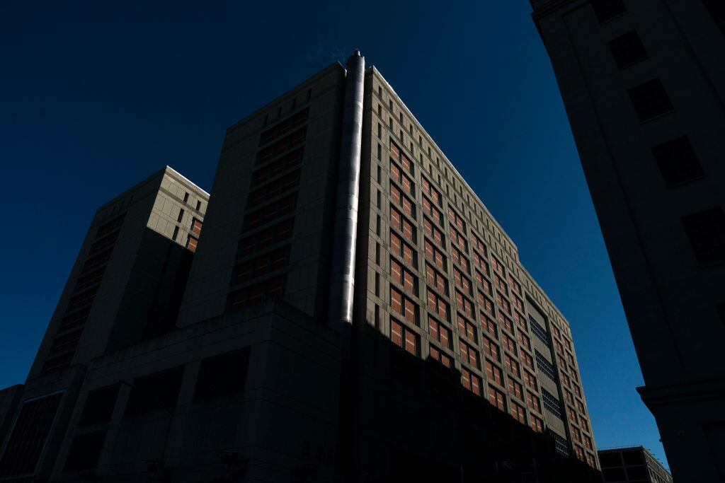 Vista exterior del Centro de Detención Metropolitano en el distrito de Brooklyn de la ciudad de Nueva York (Foto de Drew Angerer/Getty Images)