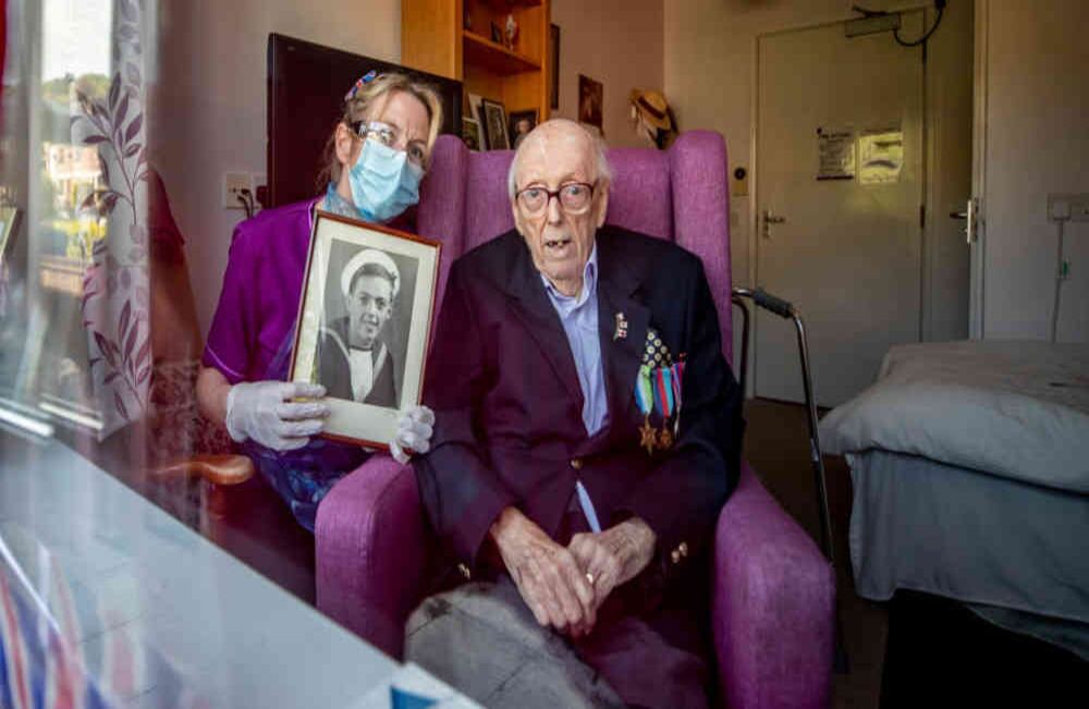 El veterano de guerra, Eric Bradshaw, celebró los 75 años de la Segunda Guerra Mundial al cuidado de la enfermera Cat Buckley. Este británico de 95 años, conmemoró la fecha en un hogar para adultos mayores en el que pasa la cuarentena luego de dar positivo por covid-19. Foto: GETTY IMAGES