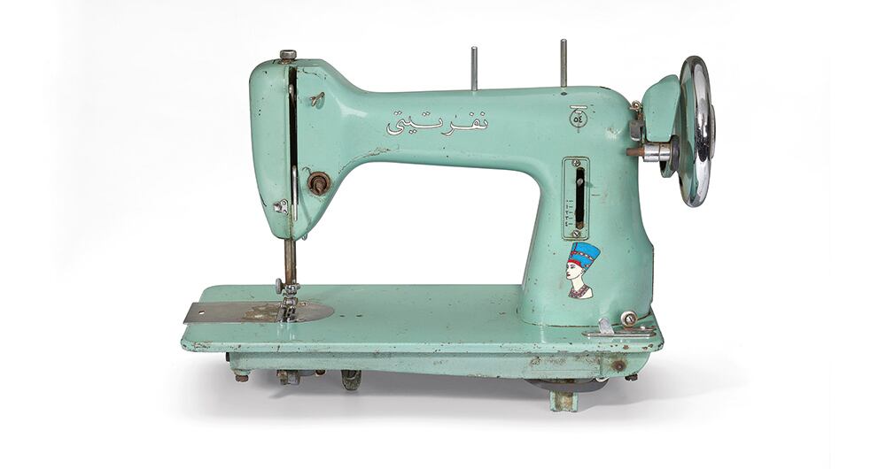 Nefertiti, despreciada por sus súbditos, dio su nombre siglos después a modelos de máquinas de coser y a varios productos cosméticos.  