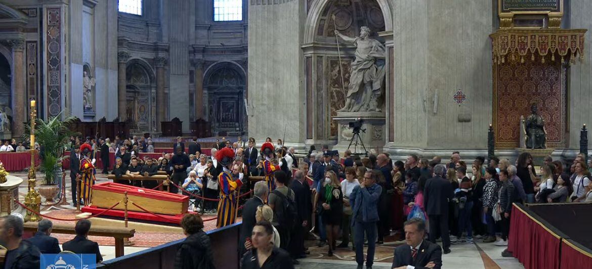 Feligreses le dan el adiós al Papa Francisco.