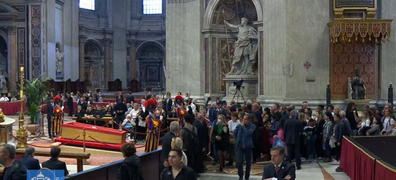 Feligreses le dan el adiós al Papa Francisco.