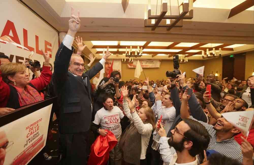 Humberto De la Calle Lombana saluda a sus seguidores, en el hotel JW Marriot, el domingo 19 de noviembre de 2017, luego de ser elegido candidato único del Partido Liberal para las presidenciales del 2018. De la Calle venció en las urnas a Juan Fernando Cristo. Foto: Carlos Julio Martínez / SEMANA