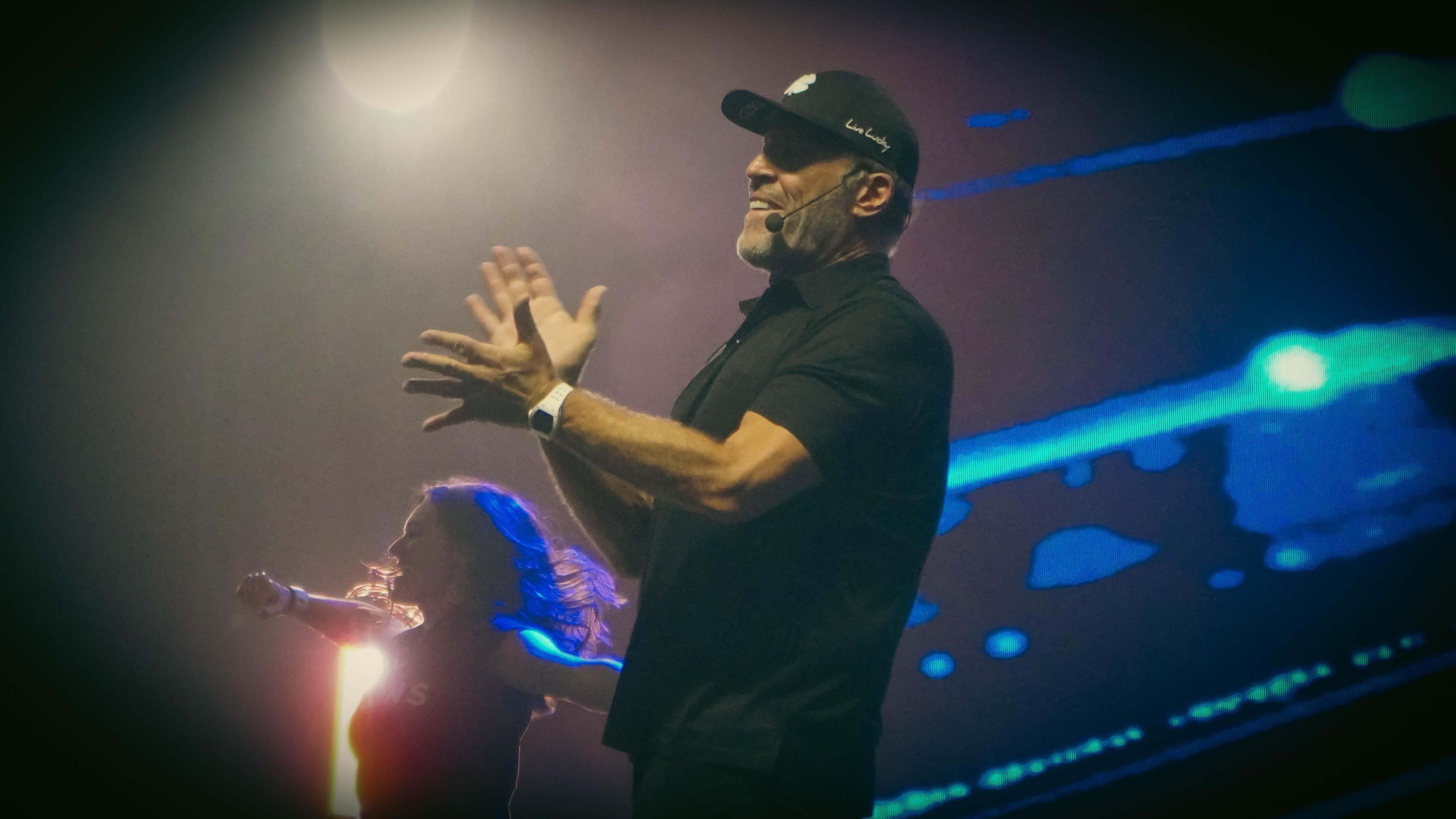 Tony Robbins en Wake Up Conferences 2025 en Bogotá .