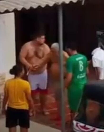 Momentos en que auxilian al cantante Alci Acosta en medio del incendio.