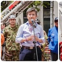 La alcaldesa Claudia López participó de simulacro de evacuación lanzándose de un tobogán de emergencia en la Torre Colpatria.